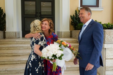 UPDATE - Jill Biden, întâmpinată de preşedintele Klaus Iohannis şi de soţia acestuia, Carmen Iohannis / Jill Biden şi Carmen Iohannis, aşteptate de ministrul Educaţiei la şcoala unde se întâlnesc cu elevi ucraineni şi români  - FOTO, VIDEO