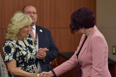 PNL: Maria Madalina Turza, consilier de stat în cadrul Cancelariei premierului, i-a prezentat lui Jill Biden strategia României la criza umanitară a refugiaţilor din Ucraina, cu accent pe asistenţa psihologică