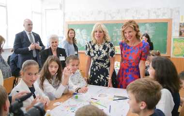 Andreea Tincu, designerul care a creat rochia pe care Carmen Iohannis a îmbrăcat-o la întâlnirea cu Jill Biden: Toate ţinutele sunt returnate designerului, ulterior fiind vândute sau folosite la şedinţe foto importante - FOTO