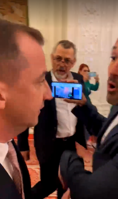 Scandal în Parlament, cu înjurături şi ameninţări cu bătaia, între un parlamentar AUR şi liderul deputaţilor PSD, Alfred Simonis: Băi, valutistule! Mă-ta e valutistă, porc ce eşti! / Da, i-am spus că îl calc în picioare! / Reacţia lui Marcel Ciolacu