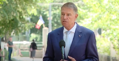 Iohannis, întrebat despre sfatul guvernatorului BNR pentru români de a mai bea şi câte un ceai de tei: Probabil acolo sunt mai mulţi tei în parc şi se bea mai mult