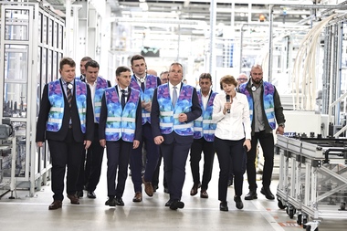 Ciucă a vizitat Unitatea de producţie Star Assembly din Sebeş: Dezvoltarea investiţiei de producţie din Sebeş va avea un efect multiplicator în plan social, prin locurile de muncă nou create, şi va aduce plus-valoare economiei locale şi naţionale