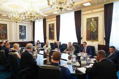 Vasile Dîncu, întâlnire cu asistentul secretarului american al apărării pentru securitate internaţională - Cei doi au exprimat solidaritatea deplină cu Ucraina, apreciind că Rusia poartă întreaga responsabilitatea pentru situaţia umanitară gravă  