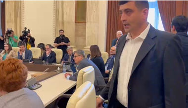 Scandal la dezbaterea legii offshore, în comisii. George Simion (AUR) către reprezentanţii patronatelor din petrol şi gaze: Tu, de la OMV, ieşi afară! Către ministrul Energiei: Un hoţ!