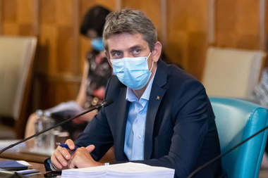 Ionel Dancă, nemulţumit că amendamentul său la legea offshore, privind utilizarea "sumelor datorate de titularii de acorduri petroliere referitoare la perimetrele offshore şi onshore de adâncime ca impozit asupra veniturilor suplimentare, a  fost respins