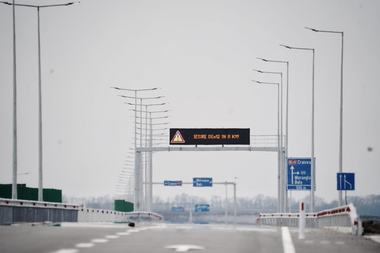 Guvernul a aprobat indicatorii tehnico-economici pentru implementarea Sistemului de monitorizare şi de informare asupra traficului şi a condiţiilor de circulaţie, pentru mai multe sectoare de autostradă şi drum naţional