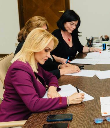 Gabriela Firea: Am semnat contractul pentru realizarea Sistemului Informatic Naţional care evidenţiază toţi copiii cu probleme din ţară / Investim circa 9 milioane de euro, aproape 8 milioane de euro fonduri europene nerambursabile
