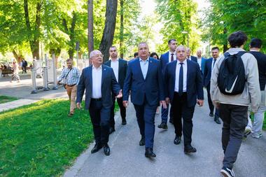Nicolae Ciucă, la Cluj: Acolo unde sunt administraţii liberale, lucrurile se mişcă altfel şi sunt orientate spre dezvoltare, inovare, cercetare şi modernizare / Am să cer licenţă pentru export, o să fiu un promotor al Clujului, dacă îmi daţi voie
