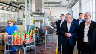 Premierul Ciucă a vizitat societatea Farmec SA, din Cluj-Napoca:  Brandurile produse aici sunt extrem de cunoscute de toţi românii, dar sunt foarte căutate şi în străinătate