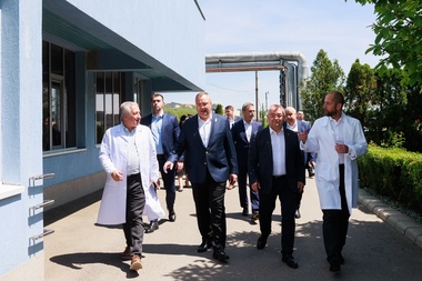Nicolae Ciucă, vizită la societatea Terapia din Cluj-Napoca:  Avem tot interesul să asigurăm condiţiile pentru a continua să vă dezvoltaţi, să garantaţi locuri de muncă specialiştilor, să continuaţi cercetările şi să produceţi medicamente de calitate