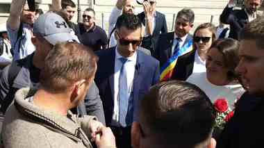 Senator PSD, către preşedintele Ungariei, la Alba Iulia: Transilvania a fost, este şi va fi mereu românească / Călin Mătieş a oferit un buchet de flori cu tricolor preşedintelui şi a afişat un portret al lui Avram Iancu - VIDEO