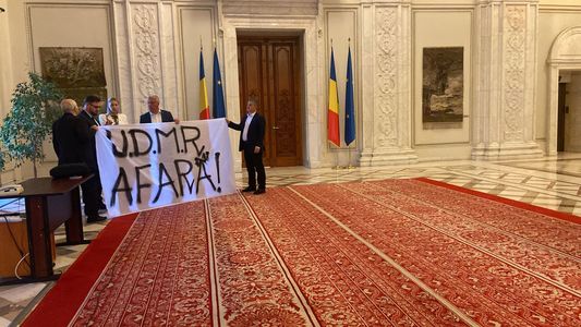 Parlamentarii AUR, protest în faţa biroului lui Marcel Ciolacu: Cer scoaterea UDMR de la guvernare, după scandalul vizitei private a preşedintelui Ungariei în România