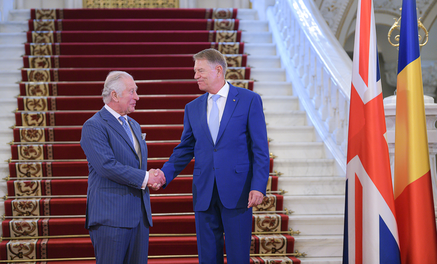 Printul Charles a fost primit la Palatul Cotroceni de preşedintele Klaus Iohannis. Şeful statului a apreciat dedicarea şi implicarea Alteţei Sale Regale în promovarea biodiversităţii şi a mediului rural românesc, precum şi în activităţi caritabile