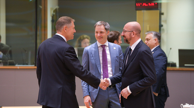 Preşedintele Klaus Iohannis participă, luni şi marţi, la reuniunea Consiliului European de la Bruxelles / Discuţiile se vor axa pe impactul agresiunii Rusiei împotriva Ucrainei