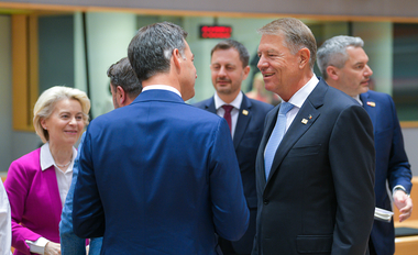 Iohannis: Trebuie să găsim soluţii pentru a ne deconecta de resursele Federaţiei Ruse, dar, pe de altă parte, pentru a menţine preţurile la energie la un nivel competitiv şi, în definitiv, la un nivel pe care oamenii îl pot plăti