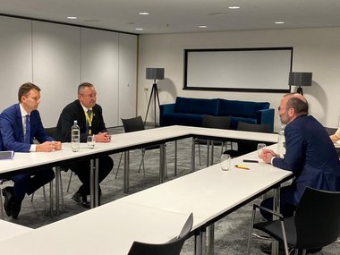 Nicolae Ciucă îi urează succes lui Manfred Weber în alegerile pentru şefia PPE, la Congresul Partidului Popular European de la Rotterdam