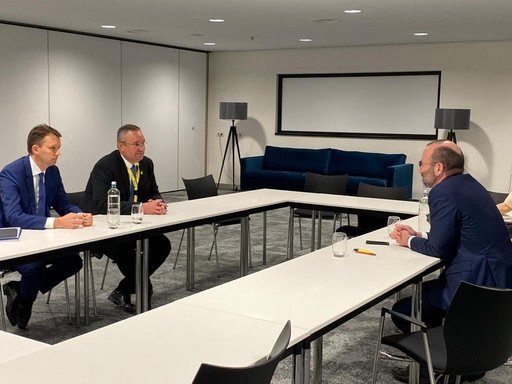 Nicolae Ciucă îi urează succes lui Manfred Weber în alegerile pentru şefia PPE, la Congresul Partidului Popular European de la Rotterdam