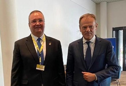 Premierul Ciucă a discutat cu Donald Tusk despre situaţia politică şi economică a României şi UE / Liderul PPE l-a asigurat că ţara noastră are tot sprijinul pentru a intra în Spaţiul Schengen