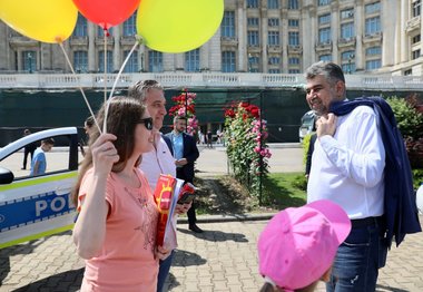 Ciolacu, întrebat ce le promite copiilor de 1 Iunie: Sperăm să fim nişte politicieni mai buni / Care afirmă că este cea mai dragă amintire din copilărie 