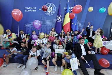 UPDATE - Miniştrii Gabriela Firea, Florin Spătaru şi Sebastian Burduja, la un eveniment dedicat copiilor, la Palatul Victoria, unde au împărţit cadouri/ Spătaru, Burduja şi Dan Cărbunaru au purtat coifuri de petrecere - FOTO, VIDEO