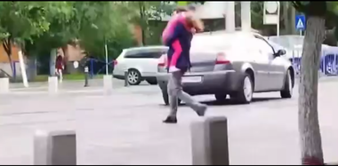 Sindicatul Europol publică imagini cu Nicuşor Dan care, împreună cu fetiţa sa, trece strada prin loc nepermis, printre maşini şi biciclete - VIDEO  
