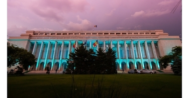 Palatul Victoria, iluminat în turcoaz, în cadrul campaniei de conştientizare a Bolii Batten