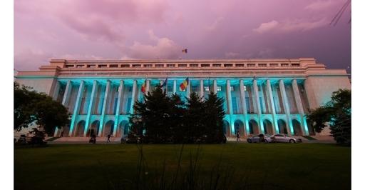 Palatul Victoria, iluminat în turcoaz, în cadrul campaniei de conştientizare a Bolii Batten