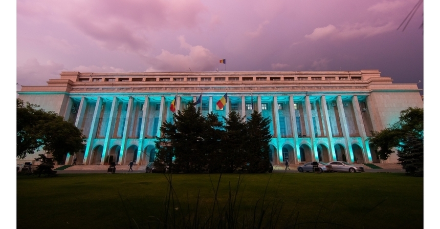 Palatul Victoria, iluminat în turcoaz, în cadrul campaniei de conştientizare a Bolii Batten