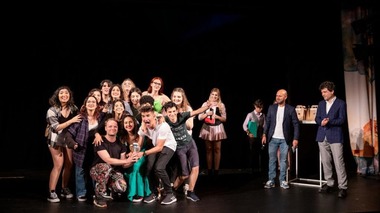 Echipa Liceului Teoretic Bilingv Miguel de Cervantes, premiul pentru cea mai bună trupă, la Festivalul Vocea Teatrului Licean Bucureştean / Nicuşor Dan: Îi invit să continue să creadă în România şi în potenţialul pe care îl are 