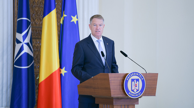 Preşedintele Iohannis participă marţi la o reuniune la Haga, alături de premierii Letoniei, Belgiei, Poloniei şi a secretarului general al NATO / Va fi evaluată situaţia de securitate din Ucraina