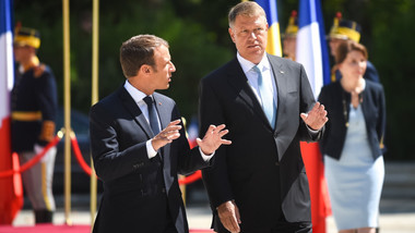 Klaus Iohannis îl va primi miercuri, pe preşedintele Republicii Franceze, Emmanuel Macron, la Baza Aeriană Mihail Kogălniceanu / Aderarea României la spaţiul Schengen şi situaţia din Ucraina, pe agenda discuţiilor