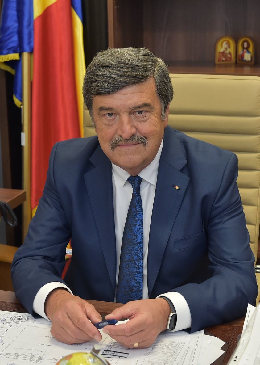Viceprimarul Constantin Ion Melnic a fost desemnat să exercite calitatea de primar interimar al Sectorului 5. Prefectul Capitalei anunţă că va participa la şedinţe ale Consiliilor Locale din toate sectoarele
