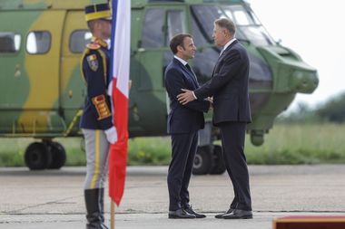 UPDATE Emmanuel Macron vizitează, împreună cu preşedintele Iohannis şi  CU premierul Nicoale Ciucă, Baza Mihail Kogălniceanu/ Cei doi şefi de stat discută despre aderarea României la Schengen şi evoluţia situaţiei de securitate din zonă - VIDEO, FOTO