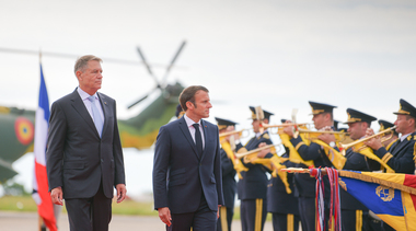 Klaus Iohannis, mesaj după primirea preşedintelui Franţei, Emmanuel Macron: Angajamentul trupelor noastre şi al celorlalţi aliaţi dovedeşte unitatea noastră şi întăreşte securitatea Mării Negre şi a regiunii euro-atlantice. Împreună suntem mai puternici!