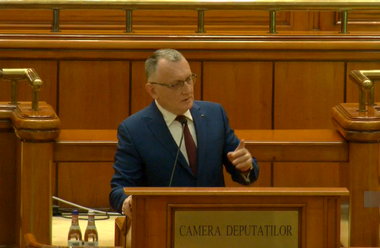 Ministrul Cîmpeanu, la moţiunea simplă împotriva sa: Susţin ca odată cu intrarea în vigoare a legii educaţiei, salariul profesorului debutant să fie salariul mediu pe economie / Se introduce anul de stagiatură al profesorului debutant