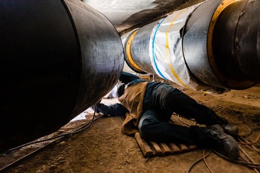 Nicuşor Dan, pe şantierul deschis pe şoseaua Olteniţei: Se înlocuiesc 8 kilometri de conductă veche de zeci de ani / Valoarea investiţiei - 33 de milioane de lei / Furnizarea apei calde nu a fost întreruptă