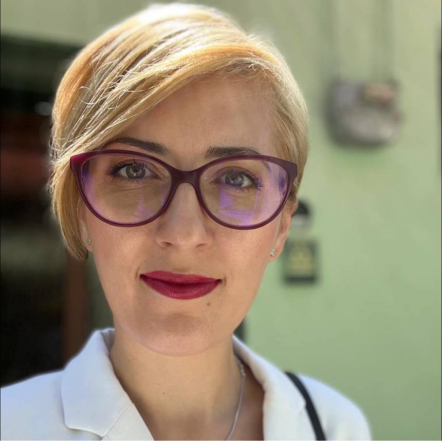 Monica Berescu (USR): Să introduci educaţia sanitară în şcoli e prea puţin. Nu au vrut să îi spună educaţie sexuală că, deh, avem demnitari care mimează pudoarea, în timp ce ei înşişi folosesc un limbaj trivial la adresa colegelor din Parlament

