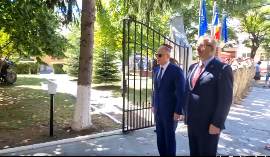 Secretarul general adjunct al NATO Mircea Geoană şi ministrul Apărării Vasile Dîncu, vizită la sediul Brigăzii 81 Mecanizată „General Grigore Bălan”, din Bistriţa - FOTO, VIDEO