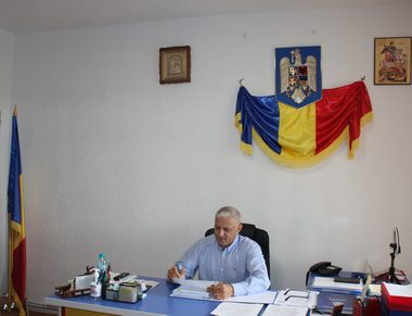 Primar PSD din judeţul Argeş, reţinut după ce ar fi pretins favoruri sexuale unei angajate, pentru a o muta pe altă funcţie/ Filiala PNL Argeş va strânge semnături pentru organizarea unui referendum de demitere a edilului