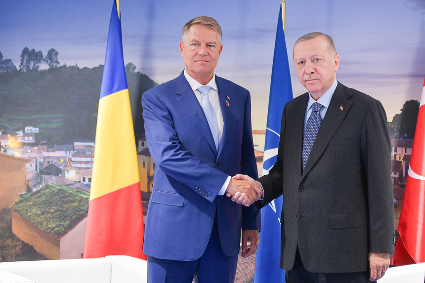 Preşedintele Klaus Iohannis, întrevedere cu preşedintele Turciei, Recep Tayyip Erdoğan, în marja participării la Summitul NATO / Cei doi au convenit  intensificarea cooperării în domeniul energiei, în actualul context de securitate