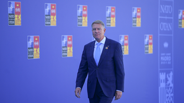 Klaus Iohannis a promulgat legea prin care persoanele condamnate definitiv la închisoare nu vor mai putea candida la funcţia de preşedinte al României
