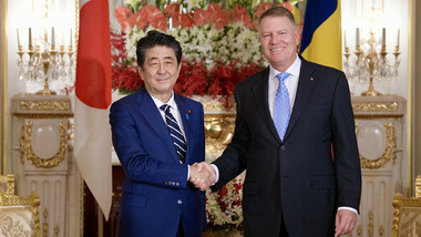 Klaus Iohannis, mesaj de condoleanţe, în urma morţii fostului premier japonez Shinzo Abe: A fost un apărător puternic al democraţiei şi al multilateralismului şi, de asemenea, un prieten adevărat!