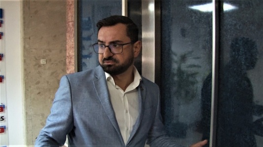 UPDATE - Fostul ministru al Agriculturii Adrian Chesnoiu, audiat la DNA Timişoara, în dosarul în care este acuzat că a intervenit în cazul unor concursuri de angajare / Anunţul DNA - FOTO