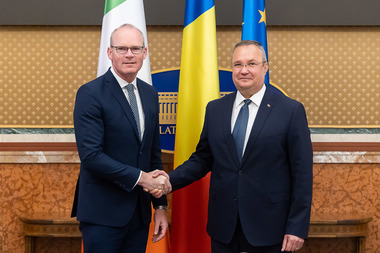 Premierul Nicolae Ciucă, întâlnire cu ministrul afacerilor externe şi apărării al Republicii Irlanda, Simon Coveney. Şeful Executivului a mulţumit autorităţilor irlandeze pentru deschidere şi inclusivitatea măsurilor privind acomodarea românilor
