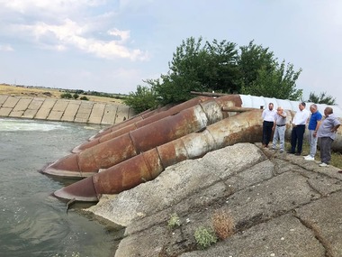 Marcel Boloş şi Petre Daea, vizită la Amenajarea de Irigaţii Pietroiu-Ştefan cel Mare pentru a înţelege mecanismul de funcţionare / MIPE: Este vizată identificarea de surse de finanţare din fonduri europene pentru investiţii în utilizarea eficientă a apei 