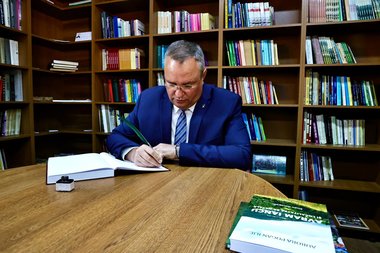 Premierul Nicolae Ciucă: Nu puteam veni în Ţara Moţilor fără a aduce un omagiu eroului naţional Avram Iancu, un înaintaş iubit de toţi românii, dar mai ales de românii transilvăneni