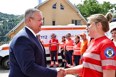 Premierul Nicolae Ciucă: Astăzi, de Ziua Ambulanţei din România, i-am felicitat şi le-am strâns mâna salvatorilor din Serviciul judeţean de Ambulanţă Alba, Staţia Cîmpeni: Am dorit să aflu care sunt aşteptările lor şi de ce au nevoie 