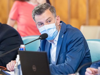 Secretarul de stat Cristian Vasilcoiu, luat cu ambulanţa după ce i s-a făcut rău în şedinţa de Guvern, din cauza COVID. El a primit primul ajutor de la ministrul Sănătăţii