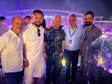 Lucian Bode a fost la Festivalul Untold: Din centrul de comandă, dar şi din mijlocul celor care petrec, situaţia se prezintă bine şi atent monitorizată/ El a postat pe pagina sa de Facebook fotografii cu primarul Emil Boc şi cu fondatorii festivalului 
