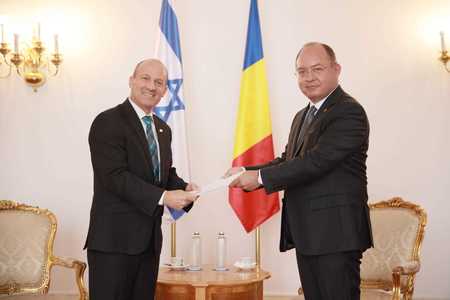 Ministrul afacerilor externe, Bogdan Aurescu, l-a primit pe ambasadorul agreat al Statului Israel la Bucureşti, Reuven Azar, pentru prezentarea copiilor scrisorilor de acreditare